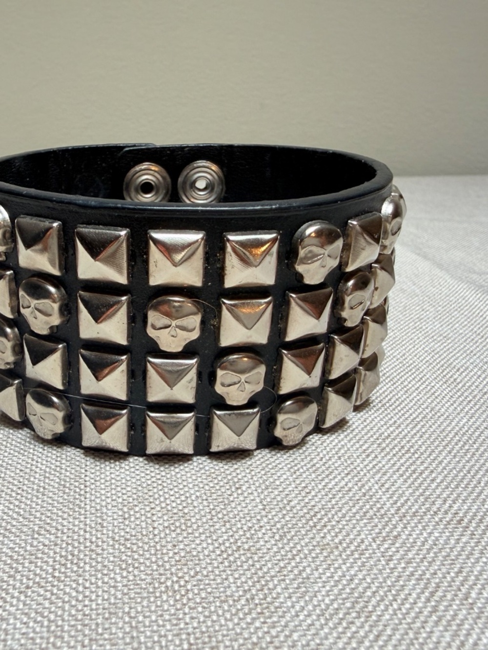 Skull Studded Black Leather Cuff Biker Goth Punk - Picture 2 of 8